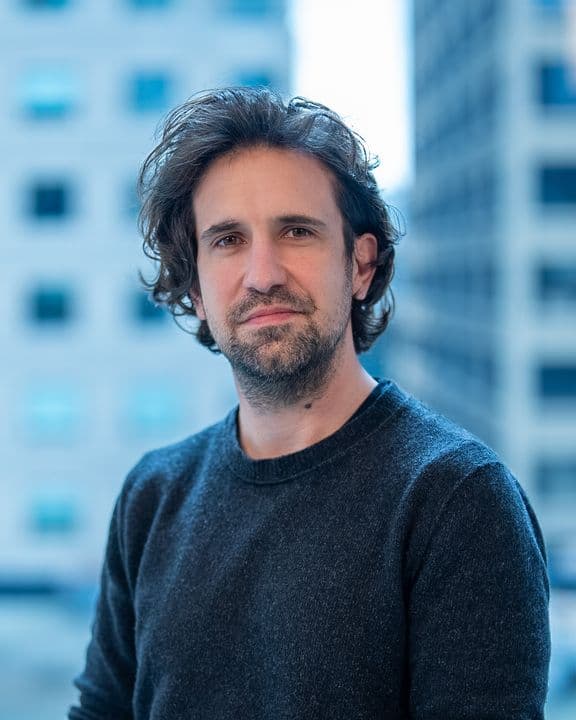 Headshot of Victor Barres