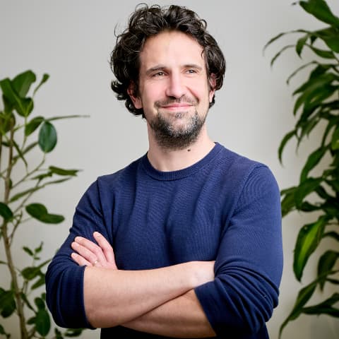 Headshot of Victor Barres